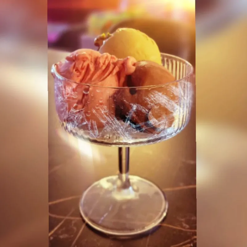 Kuglice gelata u staklenom peharu na stolu u kafiću TORINO
