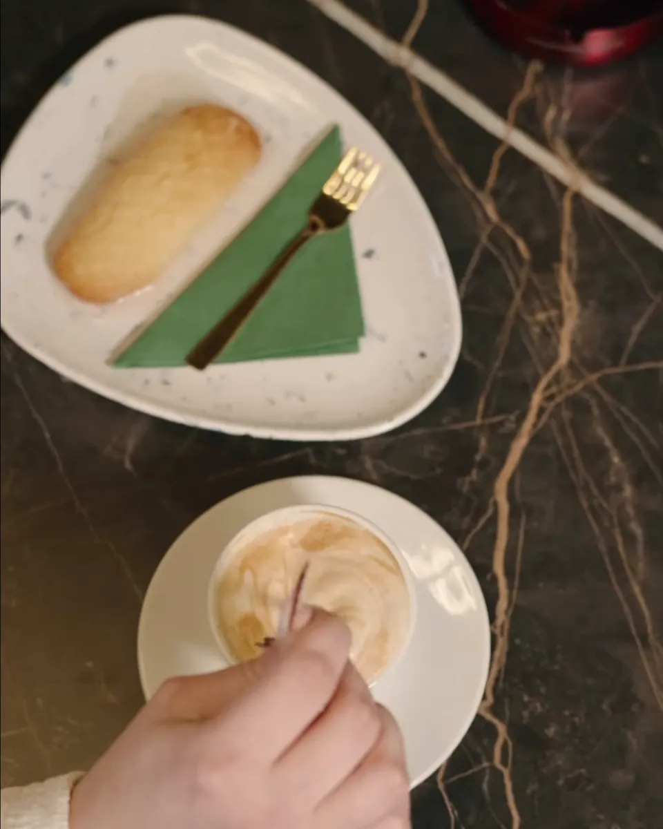 Hurmašica na tanjiru pored šoljice kafe