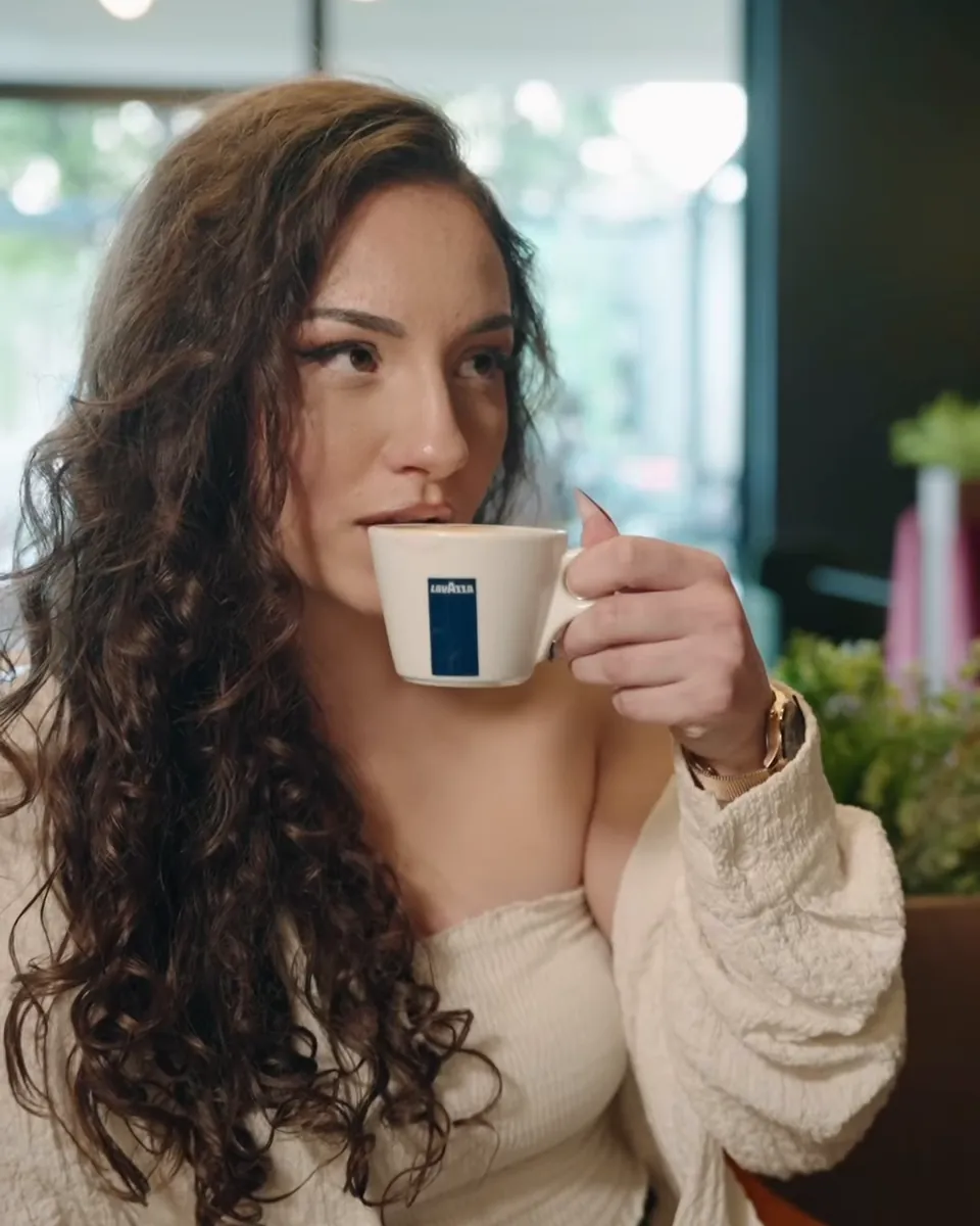 Gošća pije kafu iz Lavazza šoljice u kafiću TORINO