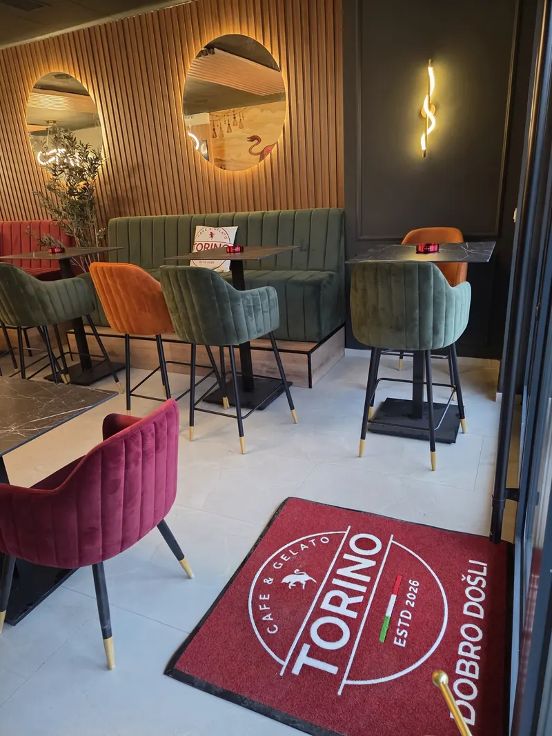 Otirač sa natpisom Dobro došli i TORINO logom na ulazu